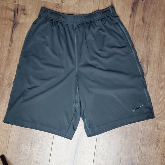 "SOLD" Nike dri-fit sports shorts M euc - Picture 2 of 5